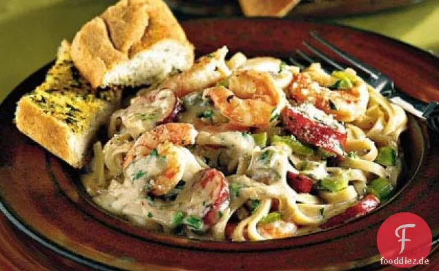 Cajun Garnelen und Andouille Alfredo Sauce über Pasta