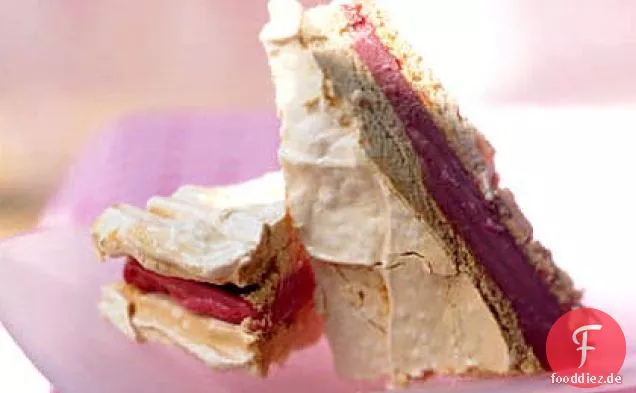 Himbeersorbet und Baiser-Sandwiches