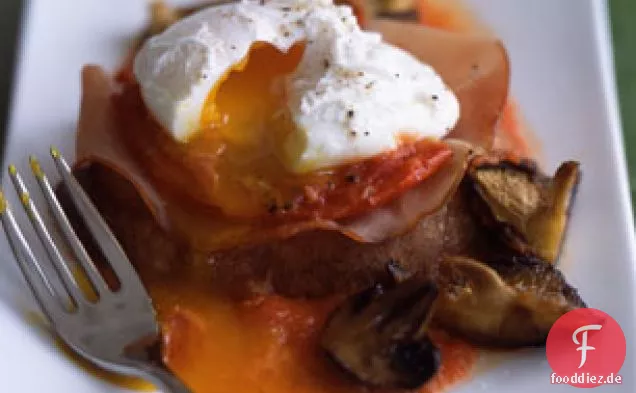 Pochierte Eier mit gerösteten Tomaten, Pilzen und Schinken