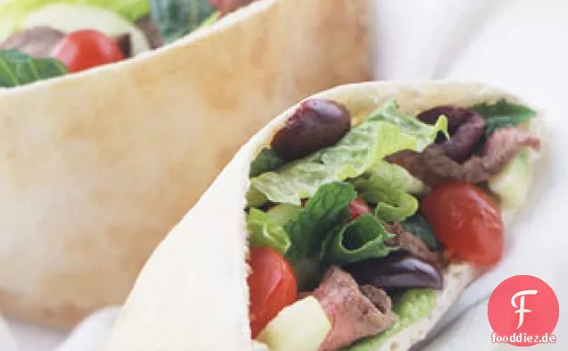 Lamm-Souvlaki-Sandwiches mit griechischem Salat und Tsatsiki-Sauce