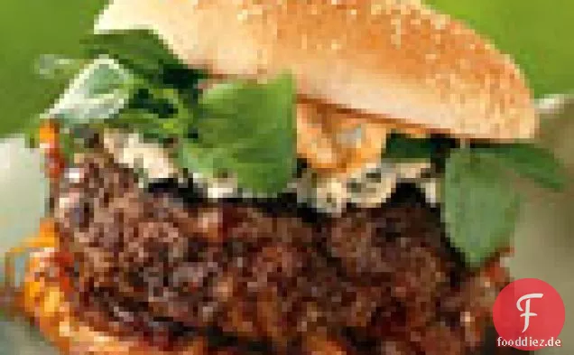 Andouille-Rindfleisch-Burger mit würzigem Mayo und karamellisierten Zwiebeln
