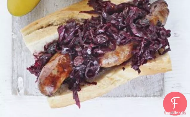 Würstchen mit warmem Rotkohl & rote-bete-Salat