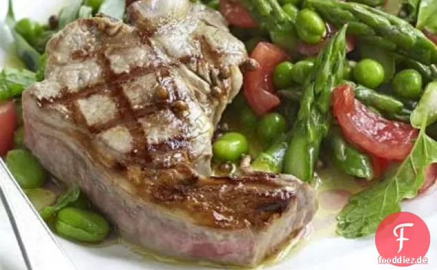 Warmer Salat aus Frühlingsgemüse mit gebratenem Lamm