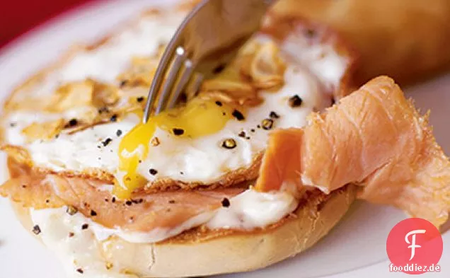 Flash-gebratener geräucherter Lachs & Ei Bagel
