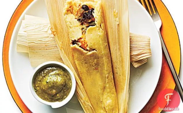 Tamales aus schwarzen Bohnen und Süßkartoffeln mit Tomatillo-Sauce