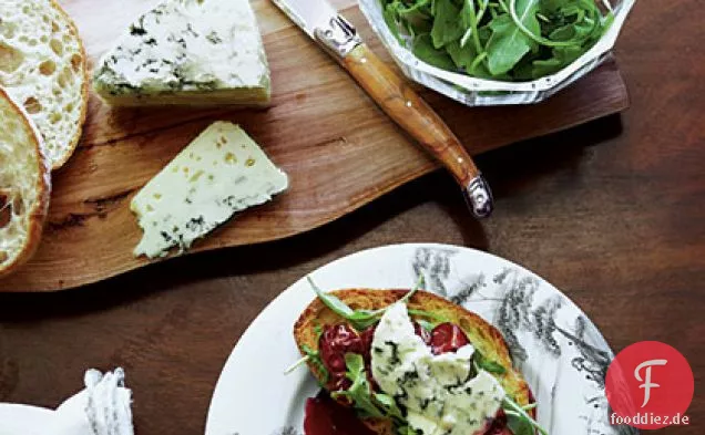 Honig-Rosmarin-Kirschen und Blauschimmelkäse Crostini