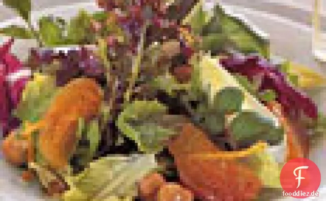 Salat von Herbstgrüns mit Persimonen und Haselnüssen