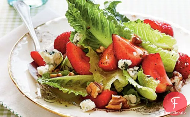Romaine mit gerösteten Pekannüssen und eingelegten Erdbeeren