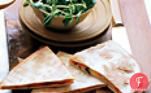 Bbq Zwiebel und geräucherter Gouda Quesadillas mit Erbsen schießen Mini-Salat
