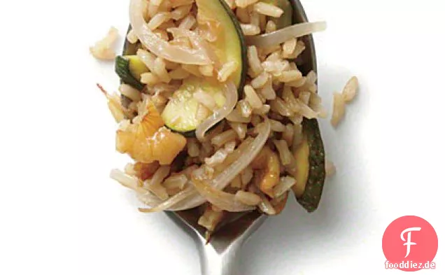 Zucchini und Walnuss gebratener brauner Reis