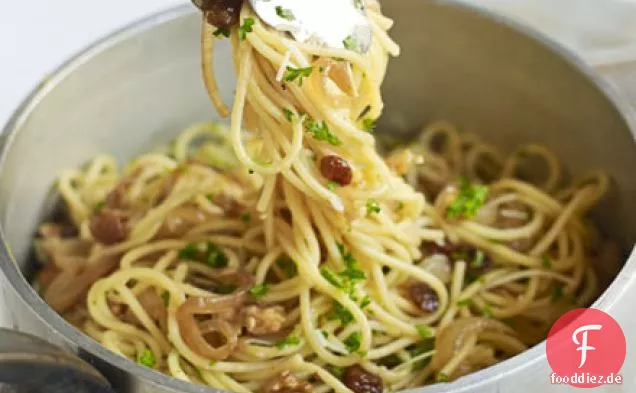 Spaghetti mit Walnüssen, Rosinen & Petersilie