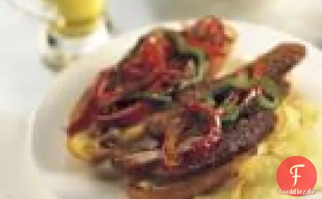 Italienisches Wurstsandwich mit sautierten Zwiebeln und Paprika