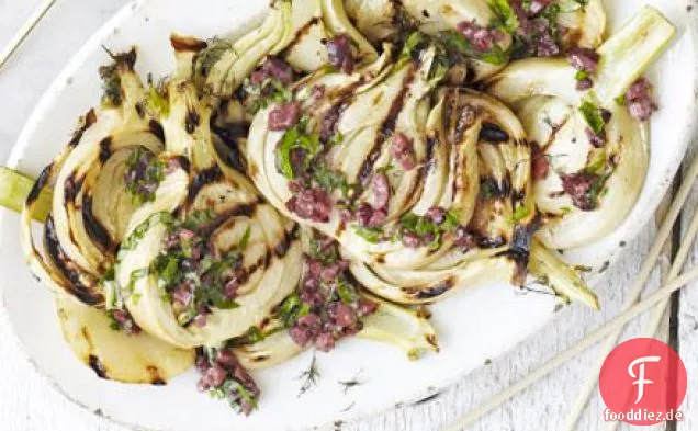 Gegrillter Fenchel mit schwarzem Oliven-Dressing