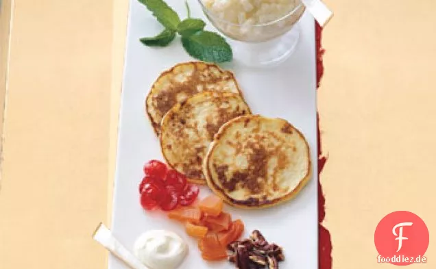 Blinis mit Tapioka-Kaviar, kandierten Früchten, gerösteten Pekannüssen und Crème Fraîche