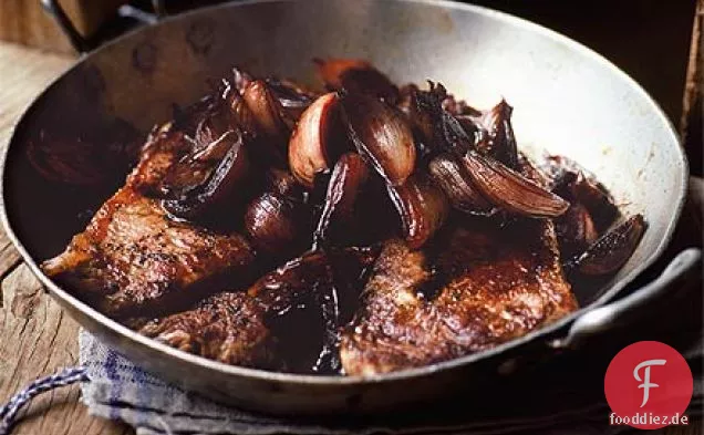 Steak & klebrige Rotwein Schalotten