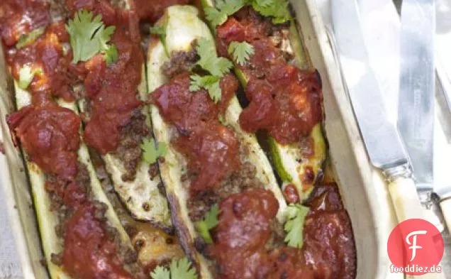 Gebackene Zucchini gefüllt mit gewürztem Lamm & Tomatensauce