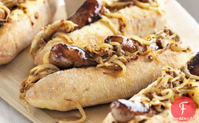 Ahorn-glasierte Hot Dogs mit Senf Zwiebeln