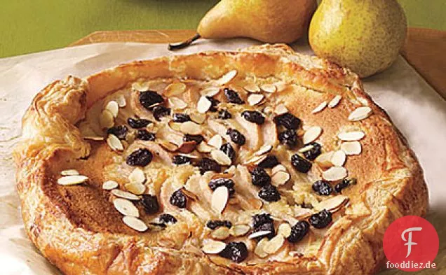 Birne, getrocknete Kirsche und Mandel Galette
