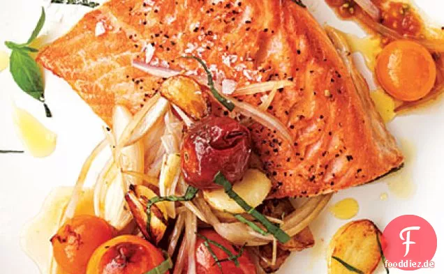 Arktischer Saibling mit blasenförmigen Kirschtomaten