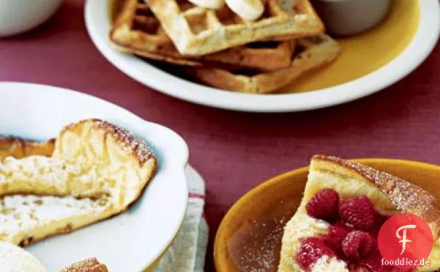 Gebackener Sonntagspfannkuchen mit Himbeersauce