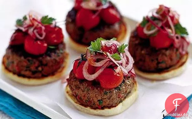 Chili Burger mit gerösteten Tomaten & roten Zwiebeln Relish