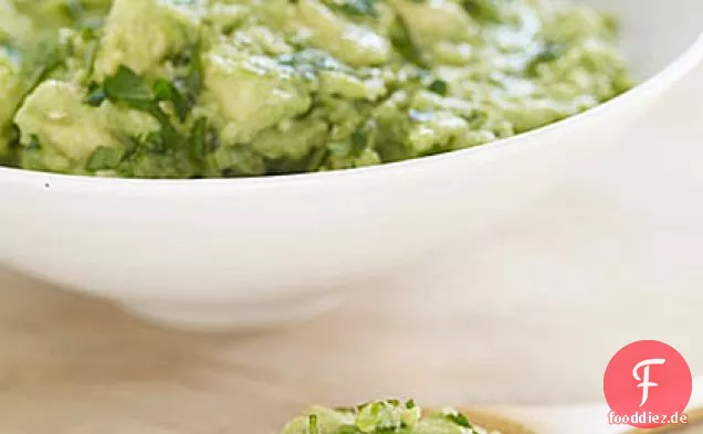 Guacamole mit verkohltem Jalapeño und Jakobsmuscheln