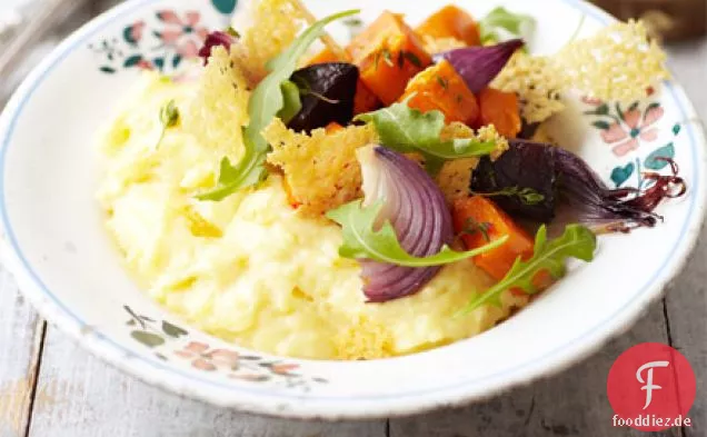 Polenta, gebratenes Gemüse & gepfefferte Parmesanchips