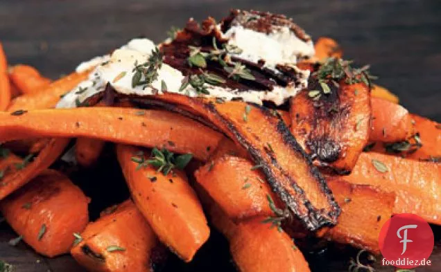 Gebrannte Karotten mit Ziegenkäse, Petersilie, Rucola und knusprigen Knoblauchchips