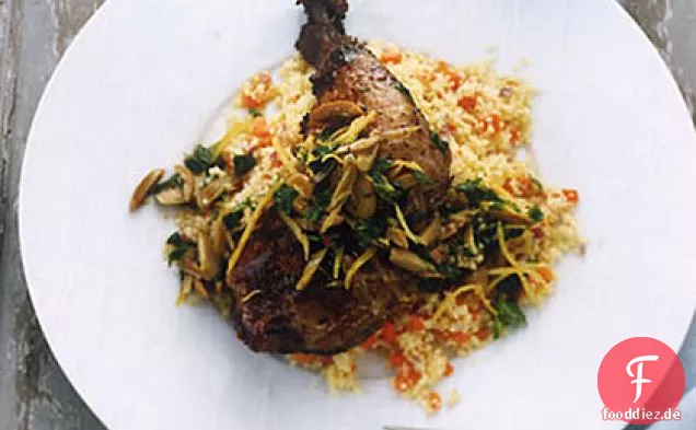 Knuspriges Hähnchenkeulen-Confit mit Couscous und Oliven