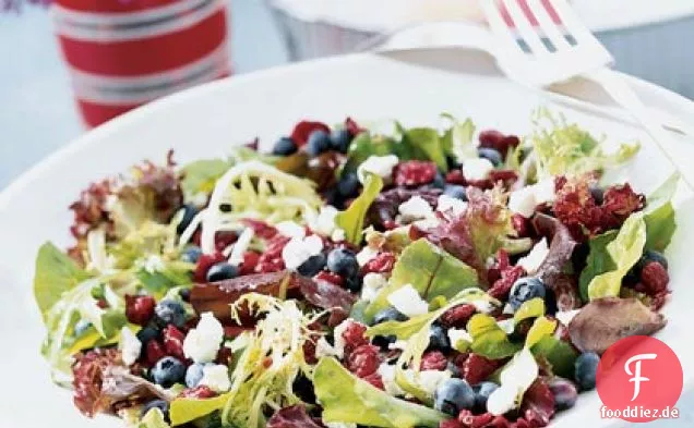 Greens mit Chèvre und Beeren