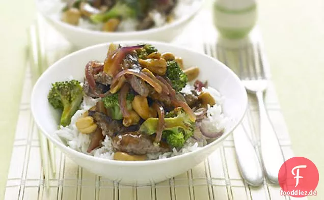 Gebratenes Rindfleisch mit Cashewnüssen und Brokkoli