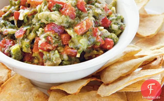 Gerösteter Knoblauch, Poblano und Paprika Guacamole mit hausgemachten Tortilla-Chips