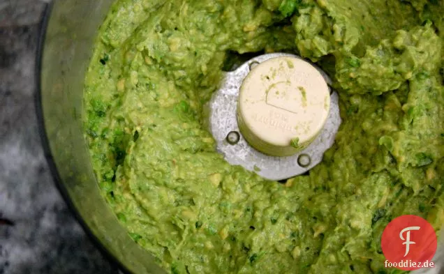 Zerschlagene Erbsenguacamole mit Koriander, Ingwer und Limette