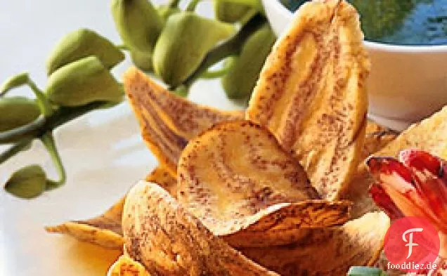 Wegerich-Chips mit warmer Koriander-Dip-Sauce