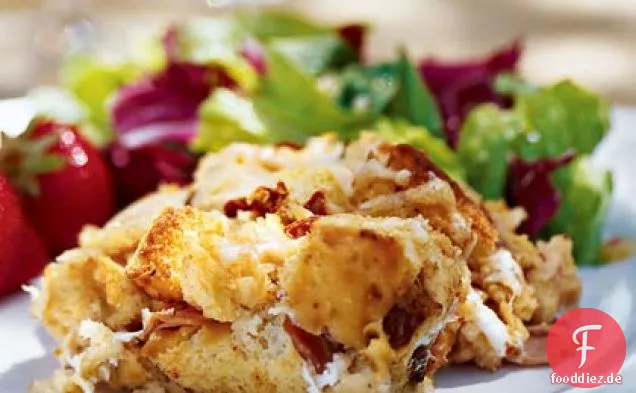 Frischer Mozzarella, sonnengetrocknete Tomaten und Prosciutto-Schichten