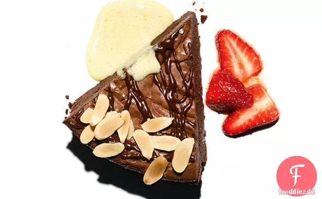 Schokoladen-Trüffelkuchen mit Orangen-Champagner-Sabayon und Erdbeeren