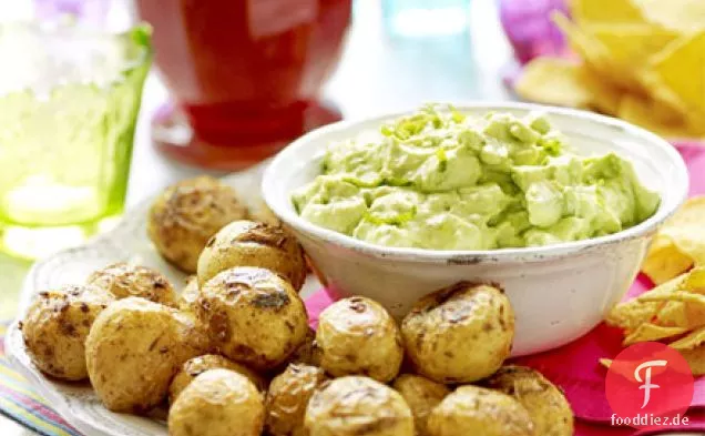 Avocado & Zitrus Dip mit würzigen Spuds & Tortilla Chips