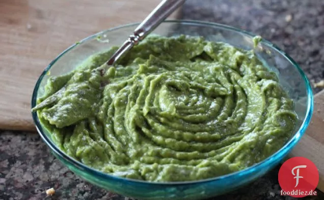 Grüne Knoblauch-Guacamole