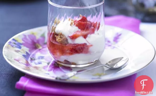 Joghurtparfaits mit zerdrückten Erdbeeren & Amaretti
