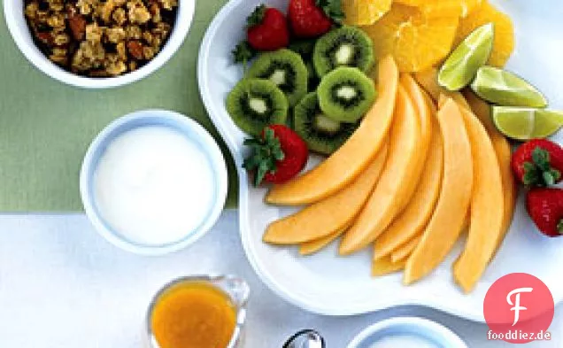 Frischer Obstteller mit Ingwer-Mango-Sauce