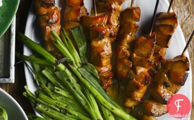 Hähnchen-Teriyaki-Spieße mit gerösteten Frühlingszwiebeln