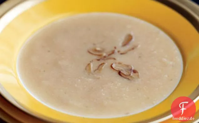 Petersilienwurzelsuppe mit getrüffelten Kastanien