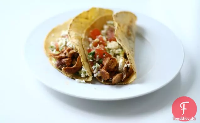 Hühnchen-Tacos mit Avocado-Salsa