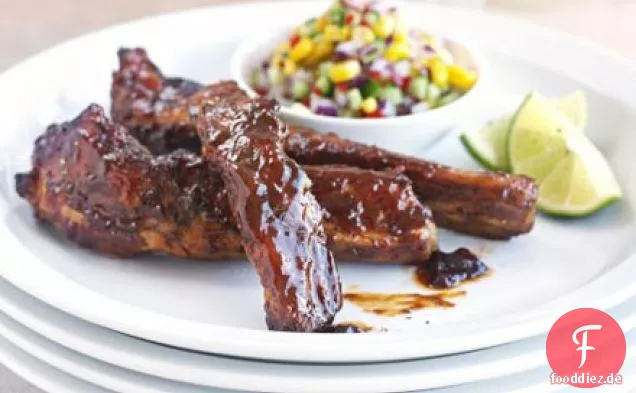 Klebrige Rippen mit Maissalat