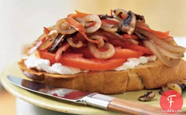 Offenes Pilz-, Tomaten- und Ziegenkäsesandwich