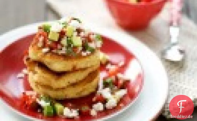 Frische Maiskuchen mit Avocado und Ziegenkäsesalsa