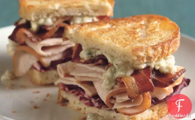 Gegrillter Truthahn, Speck, Radicchio und Blauschimmelkäse-Sandwiches