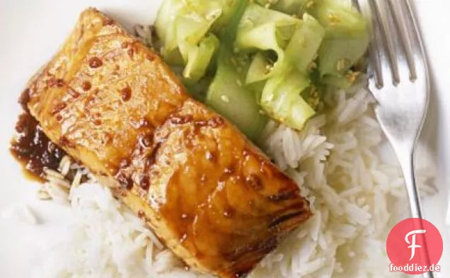 Gegrillter Lachs Teriyaki mit Gurkensalat