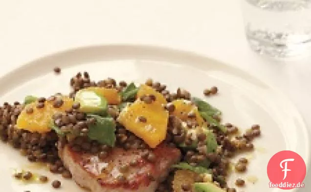 Schweinefleisch mit Linsen-, Orangen-, Avocado- und Basilikumsalat
