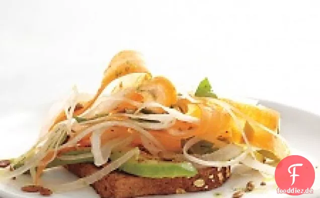 Karotte, süße Zwiebel und Avocado auf knusprigem Brot mit Kürbis